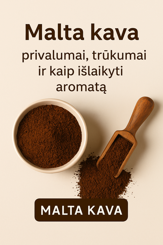 Dubenėlis su malta kava ir medinis samtelis ant šviesaus fono, šalia tekstas „Malta kava: privalumai, trūkumai ir kaip išlaikyti aromatą“ – NUVO kavos gidas.